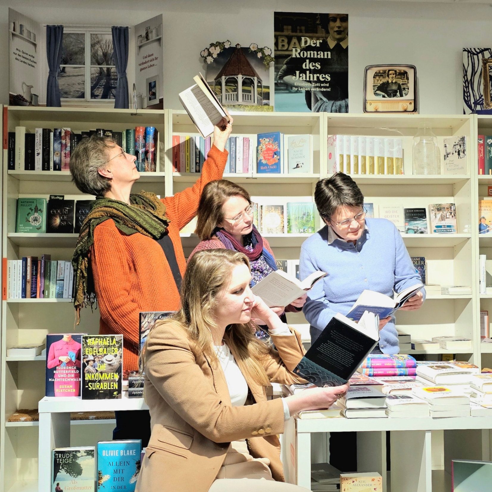 Foto mit vier Frauen, die lesen alle in der Buchhandlung. Per Klick landet man bei Infos über die Buchhändlerinnen und die Buchhandlung